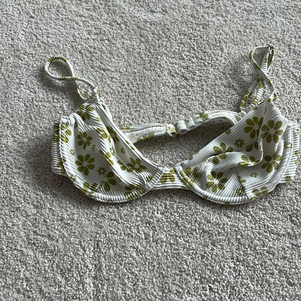 Green and white floral Billabong bikini!!